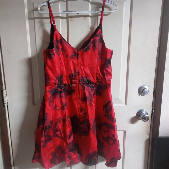 💋Speechless Red and Black Roses Semi Formal Dress - Picture 2 of 7